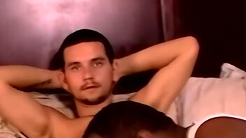 gay Çinli adam aile filminden gizlemeye çalışıyor