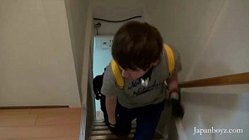 如果连续 8 名男性发生同性恋性行为，而排在队伍后面的男性感染了艾滋病毒