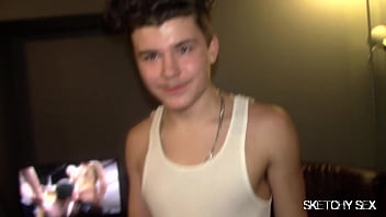 gay Çinli adam aile filminden gizlemeye çalışıyor