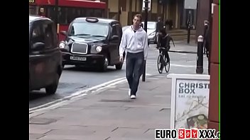 Eşcinsel beyaz twinks videoları ile seks yapan kaslı siyah erkekler asılı
