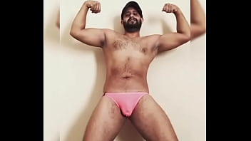 Hommes gays japonais dans Speedos ayant des relations sexuelles